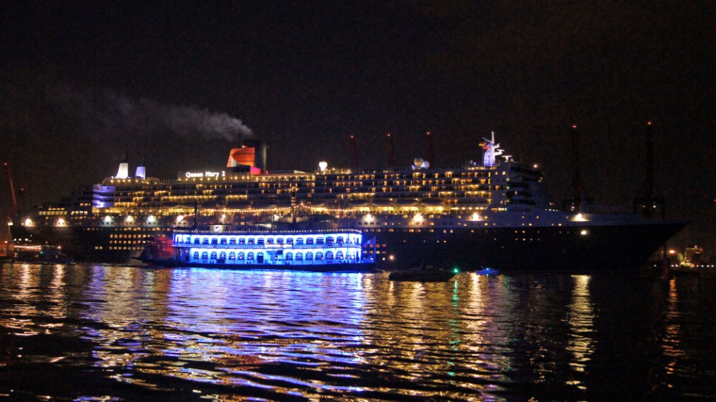 QM2 + Dampfer